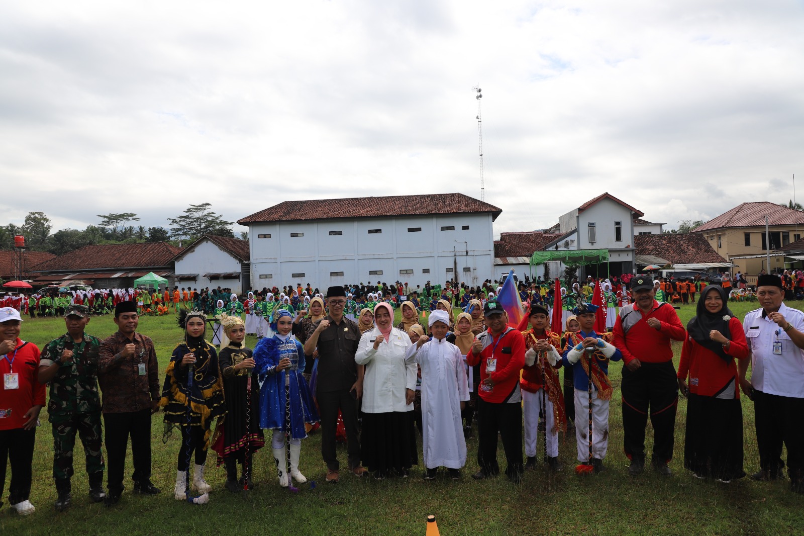 PEMBINAAN: Peserta Porsema ke-13 Kabupaten Purworejo saat bersama Bupati Purworejo di lapangan Kecamatan Bener Purworejo, Kamis (19/12)