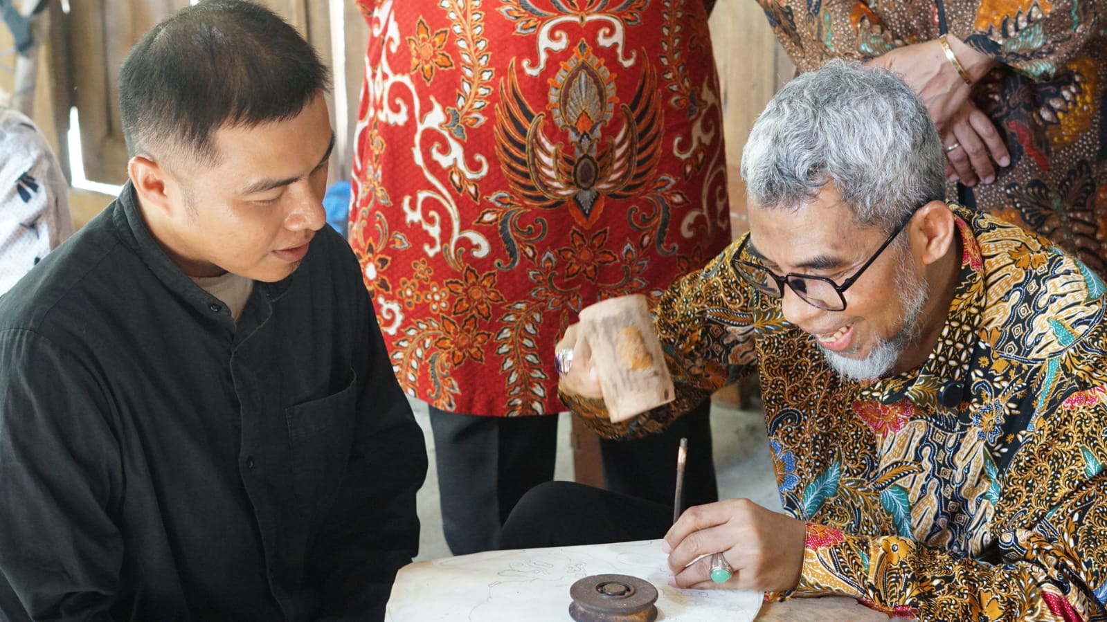TATAH SUNGGING: Direktur Jenderal Kekayaan Intelektual Kementerian Hukum RI Razilu bersama sejumlah pejabat mengunjungi Kampung Batik Giriloyo, Wukirsari, Bantul, Kamis  (19/12).