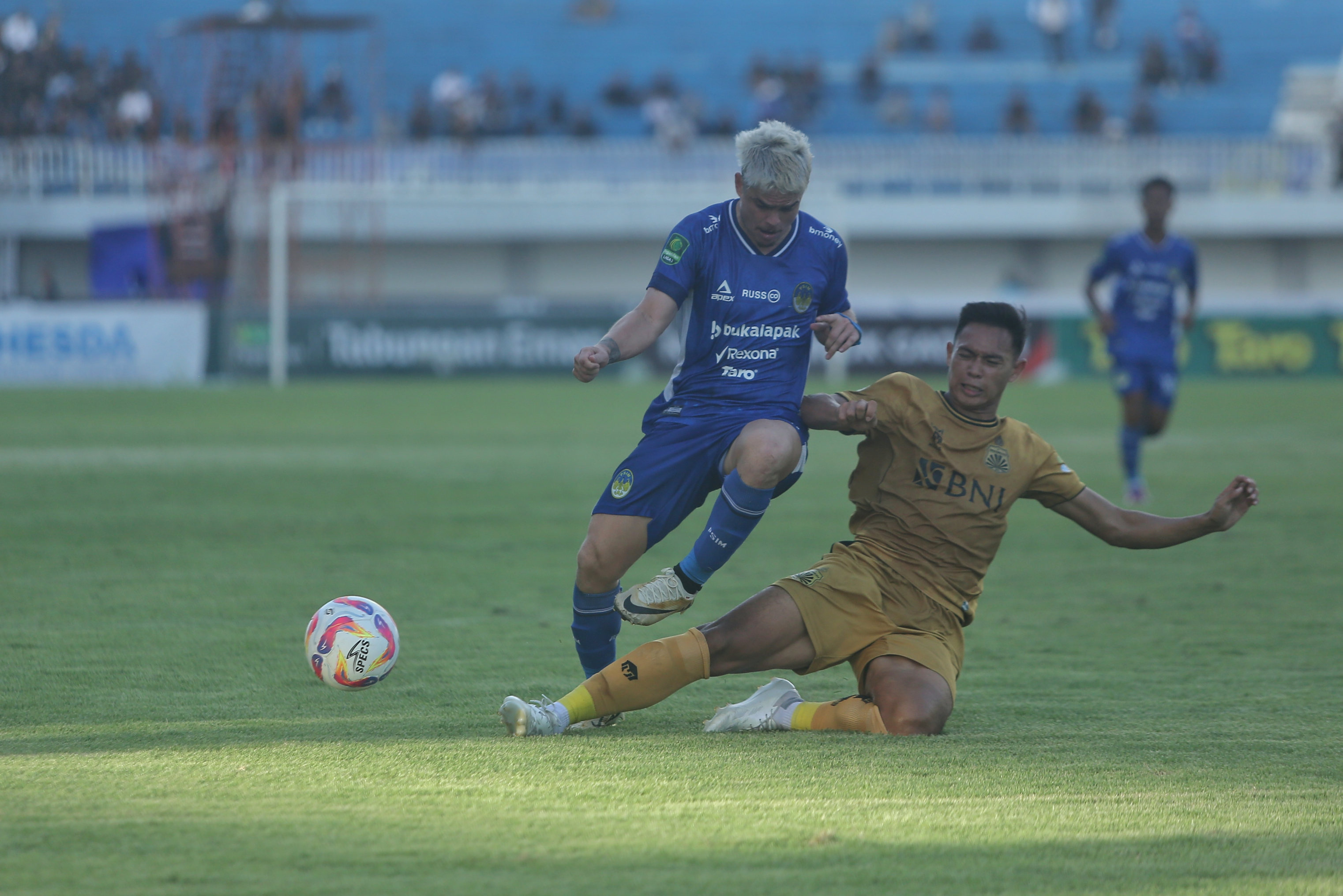 KERAS: Bek Bhayangkara FC Andy Setyo (kanan) berusaha merebut bola dari penyerang PSIM Jogja Rafinha dalam lanjutan Liga 2 2024-2025 di Stadion Mandala Krida, Kamis (19/12).