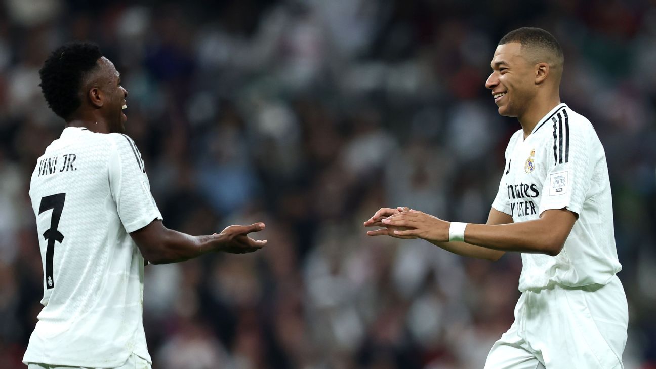 Vinicius Junior dan Kylian Mbappe berselebrasi bersama setelah mencetak gol ke gawang Pachuca dalam kemenangan Real Madrid di FIFA Interkontinental Cup