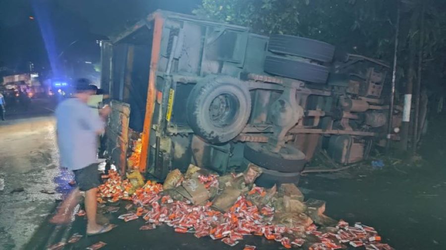 Kondisi truk box pengangkut minuman dalam kemasan yang alami kecelakaan lalu di Desa Kalijambe, Bener, Purworejo pada Kamis (19/12/2024) malam.