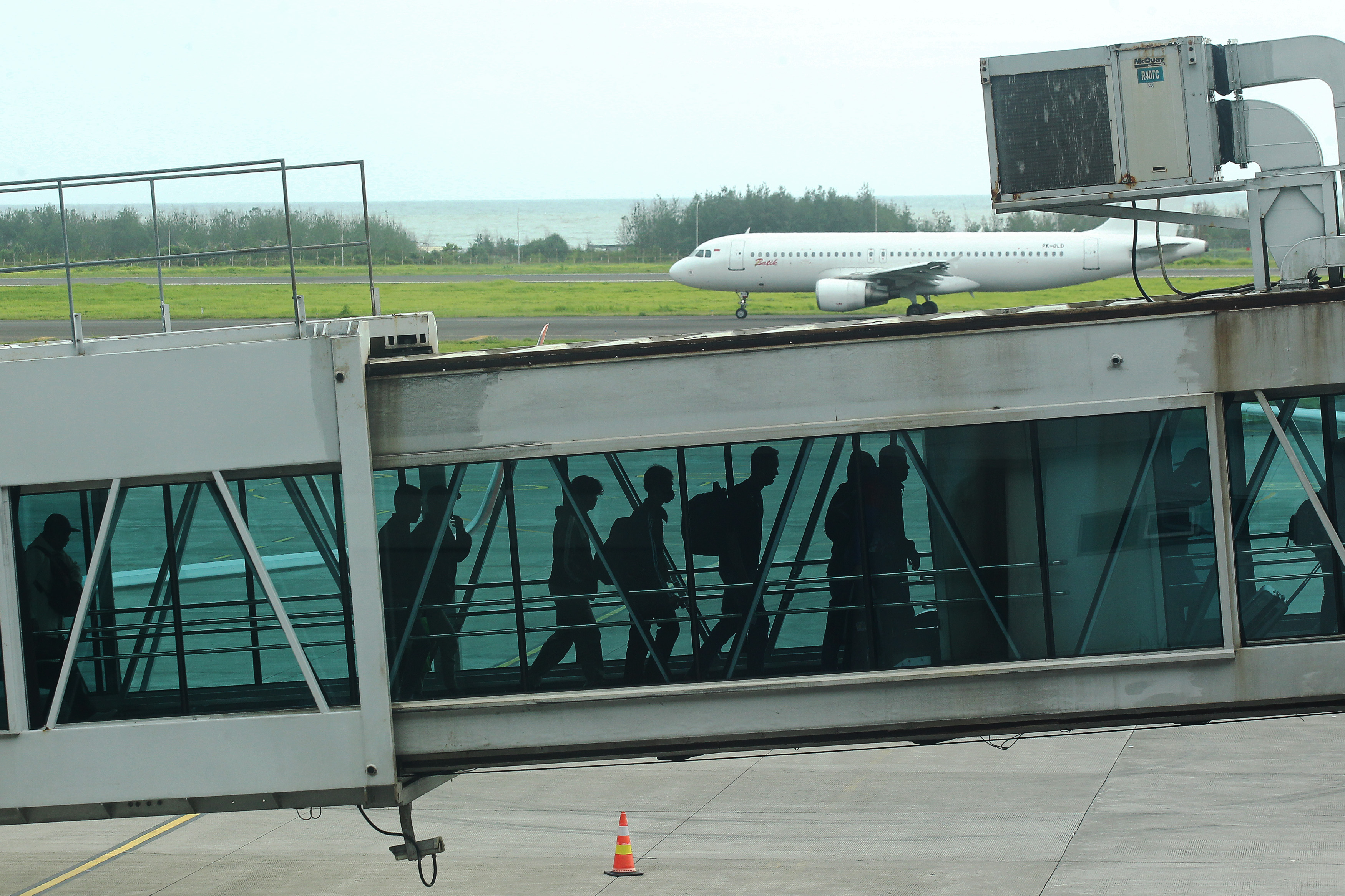 Penumpang pesawat tiba di Bandara YIA Kulon Progo, Kamis (12/12). Pemerintah menurunkan harga tiket pesawat dalam negeri sebesar 10 persen