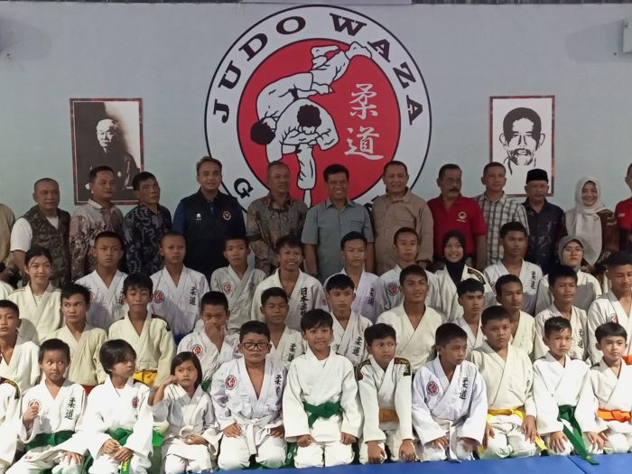 KOMPAK: Sesi kebersamaan antara judoka senior dan junior di Judo Waza Gombong (JWG).