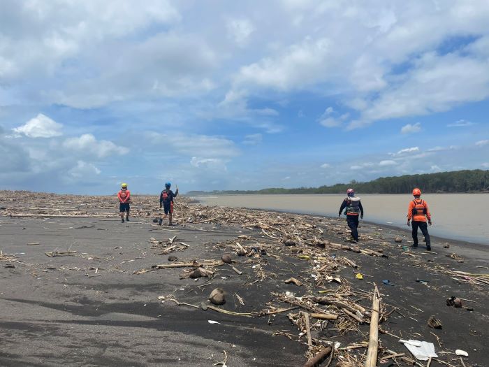 HARI KE-7: Petugas gabungan masih mencari korban balita yang tenggelam di Sungai Belik, Wonokromo, Pleret, bantul Jumat (20/12/2024).