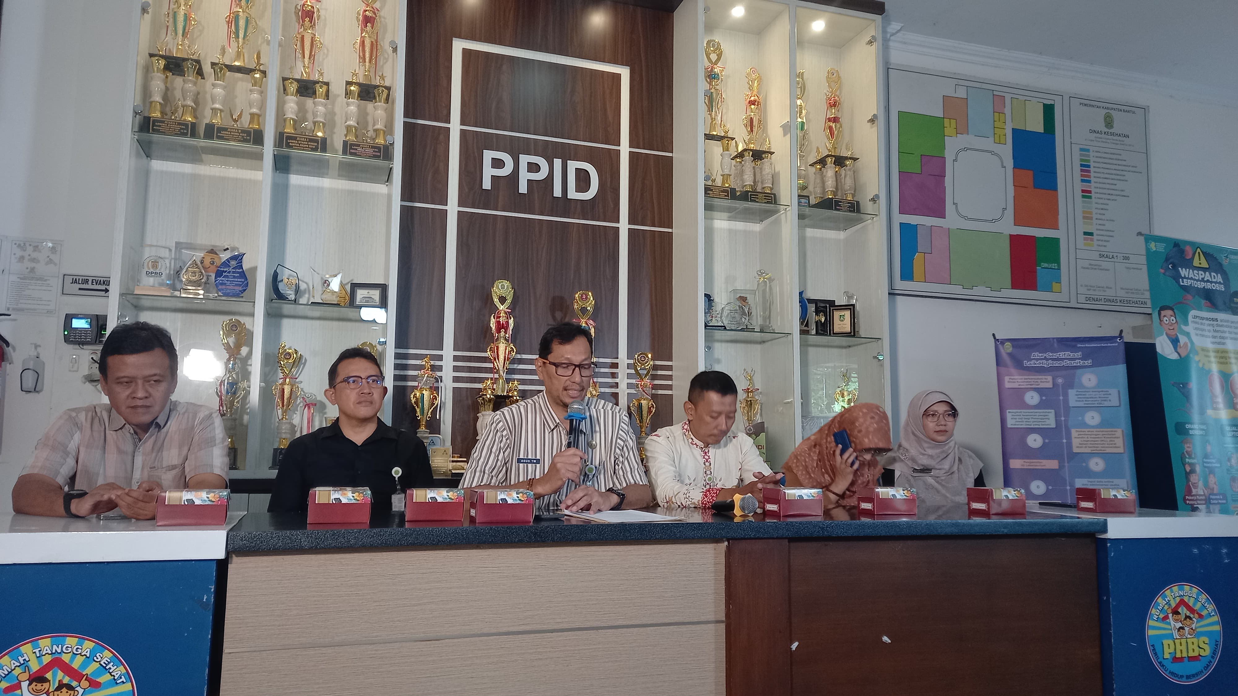 Jajaran Dinkes Bantul yang sedang memaparkan persiapan Nataru dan angka dbd dan leptospirosis.