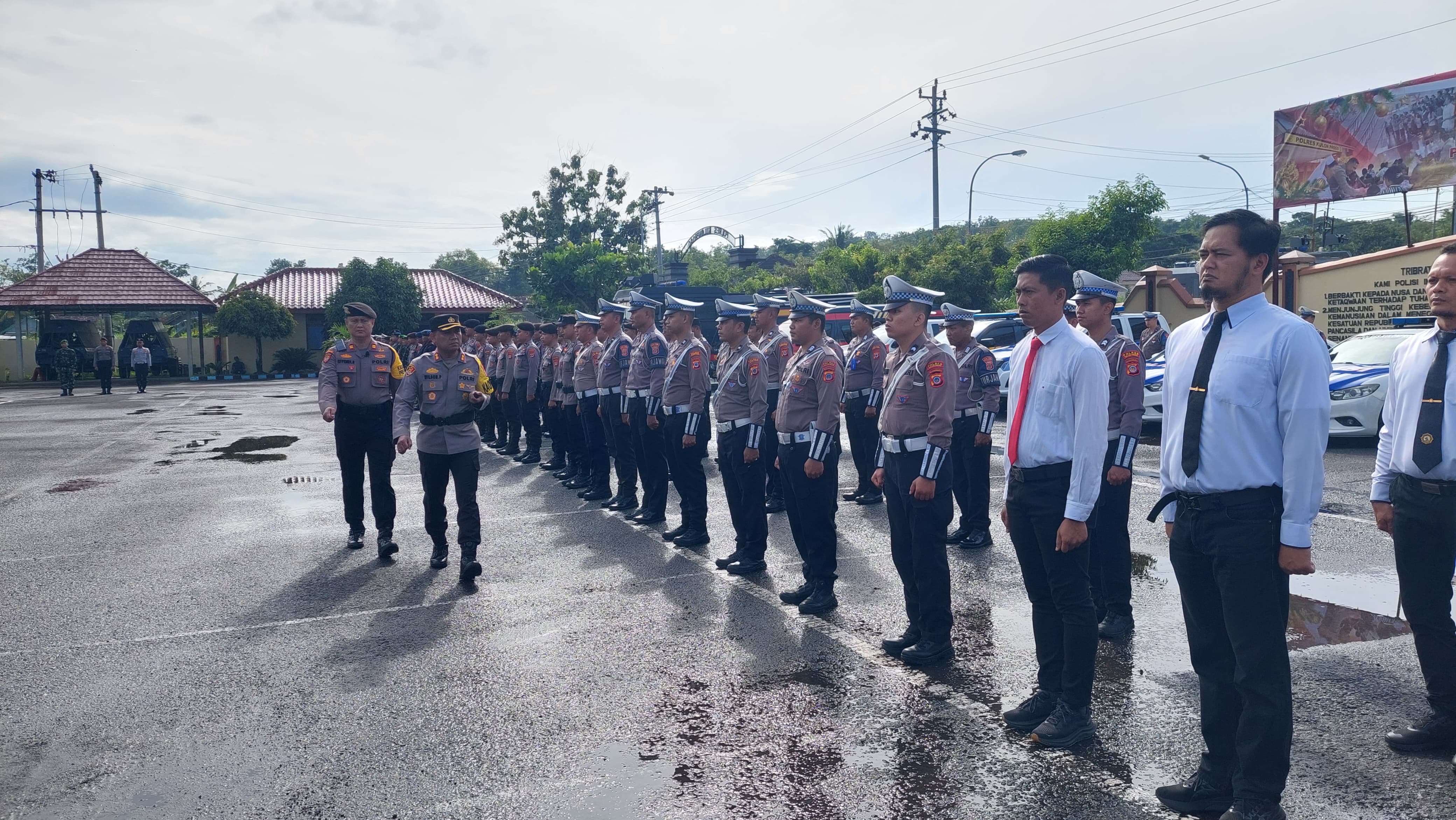 APEL: Kapolres Kulon Progo memeriksa kesiapan anggota.&nbsp;