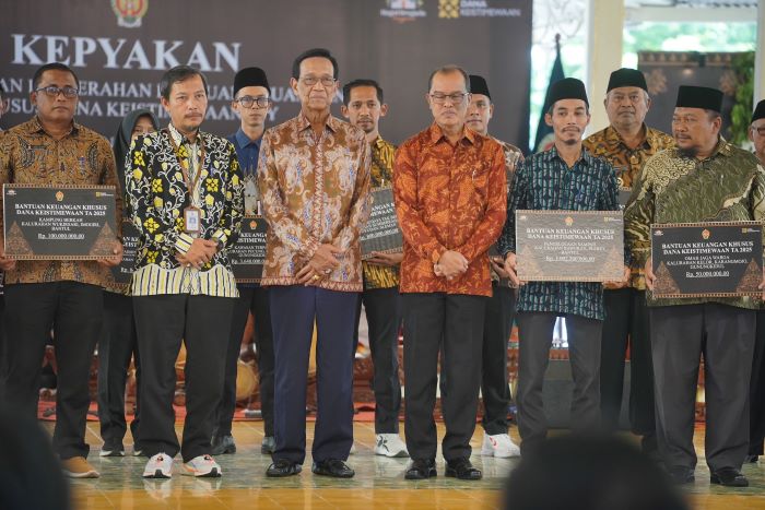 MAMPU SESUAI HARAPAN: Gubernur Hamengku Buwoo X saat menyerahkan secara simbolis BKK Danais Tahun Anggaran 2025 kepada perwakilan dari kabupaten/kota dan kalurahan, di Bangsal Kepatihan