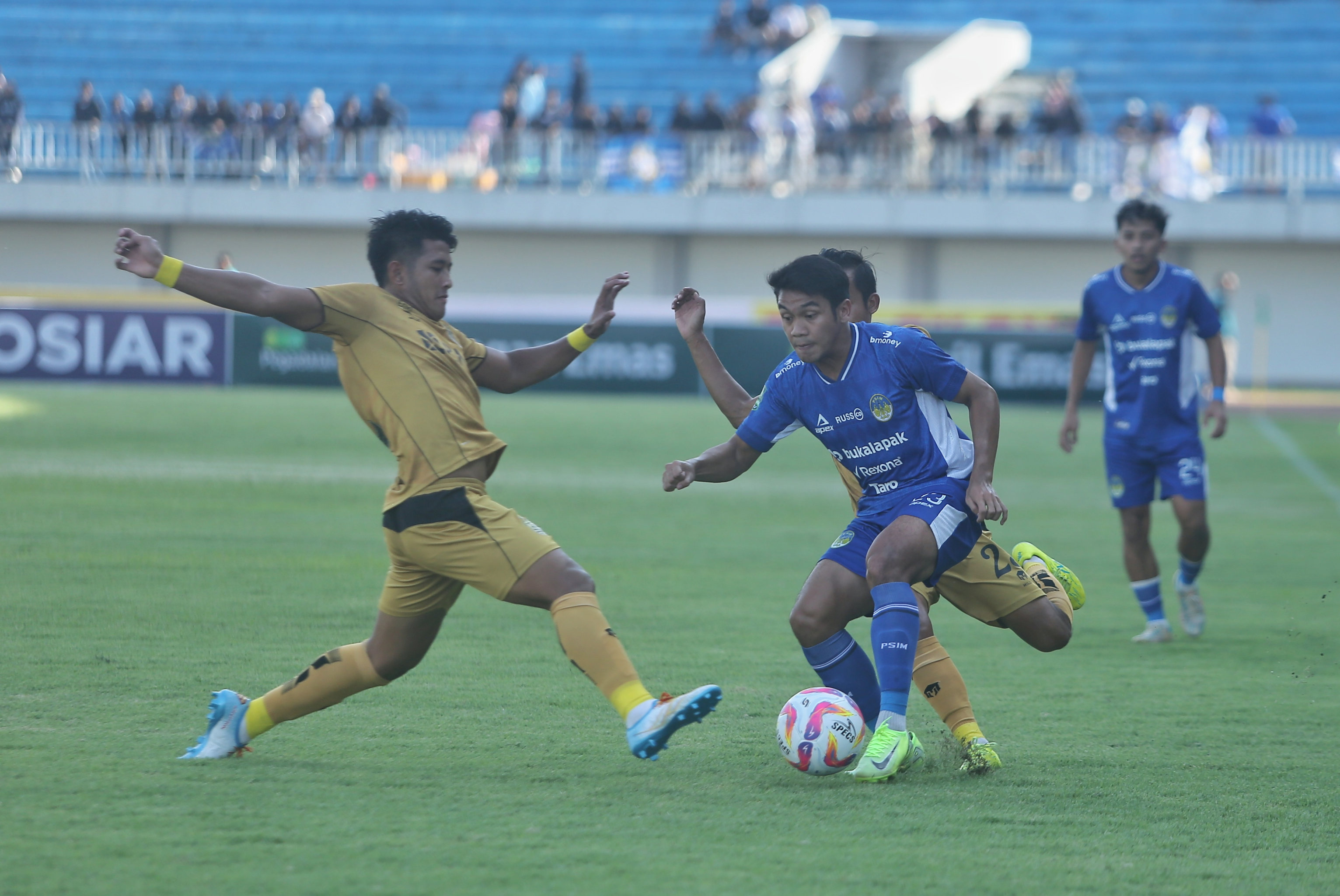 Bek sayap PSIM Jogja Samuel Christianson melewati pemain Bhayangkara FC