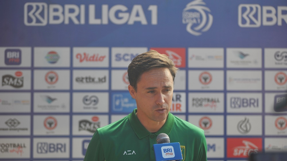 Pelatih Persebaya Surabaya, Paul Munster dalam sesi pers pre-match BRI Liga 1 kontra Borneo FC (LIB)