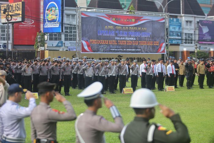 SIAGA: Jajaran Polda DIY saat mengikuti apel pasukan Lilin Progo 2024 kemarin (20/12). Sebanyak 3.353 personel akan disiapkan selama momen Nataru.