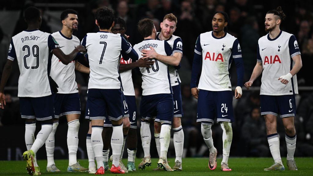Penggawa Tottenham Hotspur rayakan kemenangan atas Manchester United yang memastikan The Lilywhites lolos ke semifinal EFL Cup