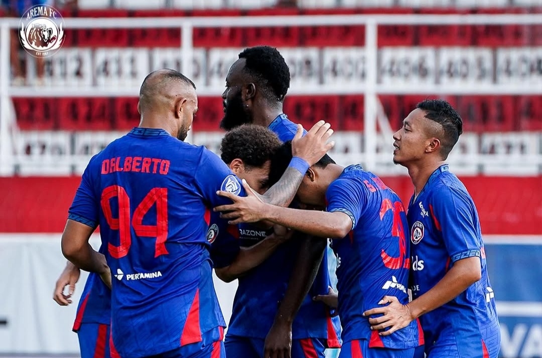 Selebrasi pemain Arema usai mencetak gol ke gawang PSBS Biak dalal lanjutan BRI Liga 1 (IG aremafcofficial)