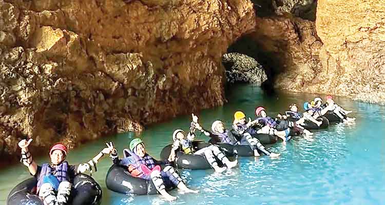 PETUALANGAN: Wisatawan menyusuri sungai dalam gua di Wisata Kali Suci, Padukuhan Jetis, Kalurahan Pacarejo, Semanu, Gunungkidul.