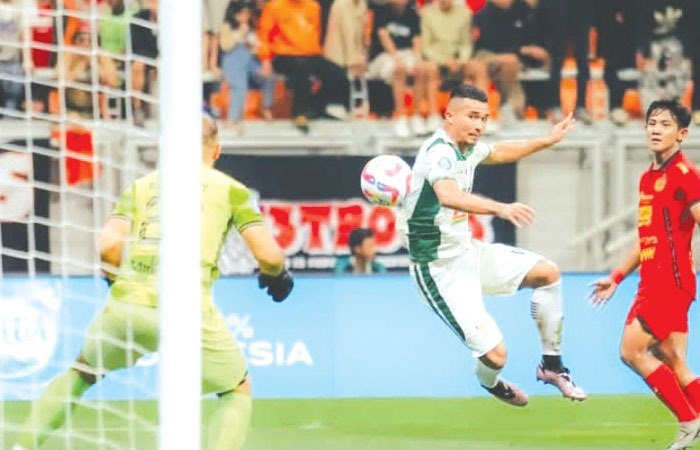 SATU GOL: Pemain PSS Sleman Gustavo Tocantins saat melesakkan bola ke arah gawang Persija Jakarta&nbsp;dalam lanjutan Liga 1 pekan ke-16 di Jakarta International Stadium (JIS), tadi ma