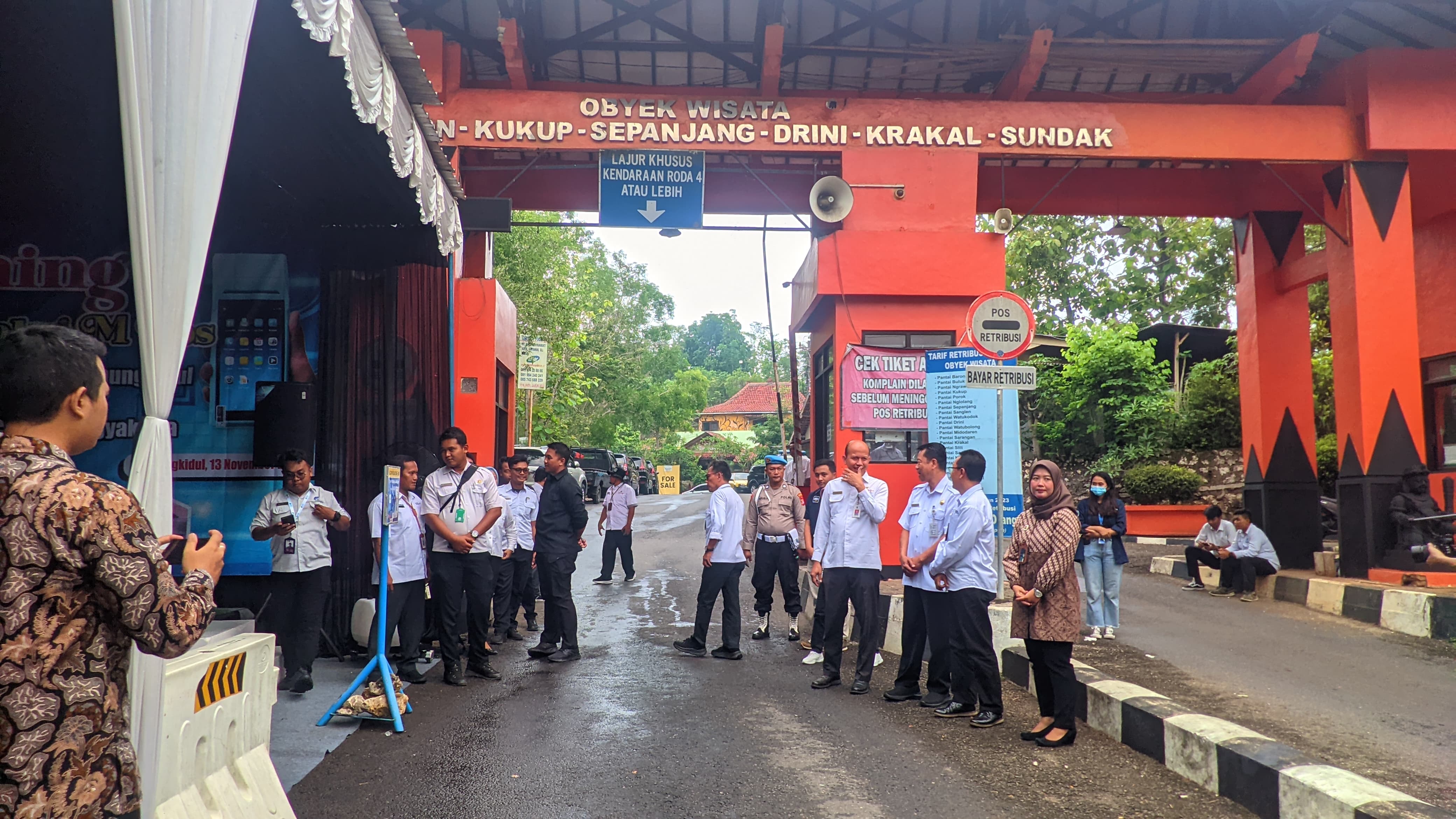 SAMBUT WISATAWAN: Tempat Pemungutuan Retribusi (TPR) Pantai Baron, Kalurahan Kemadang, Kapanewon Tanjungsari, Gunungkidul, Minggu (22/12).