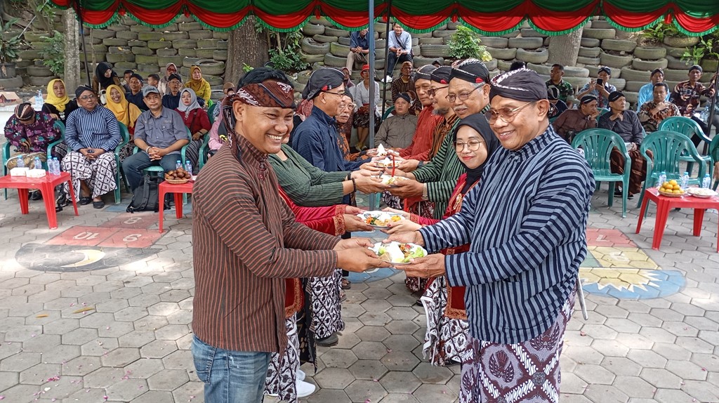 KOMPAK: Warga Kelurahan Karangwaru, Tegalrejo, Kota Jogja saat menggelar upacara adat Merti Kali Buntung, Minggu (22/12).  &nbsp;