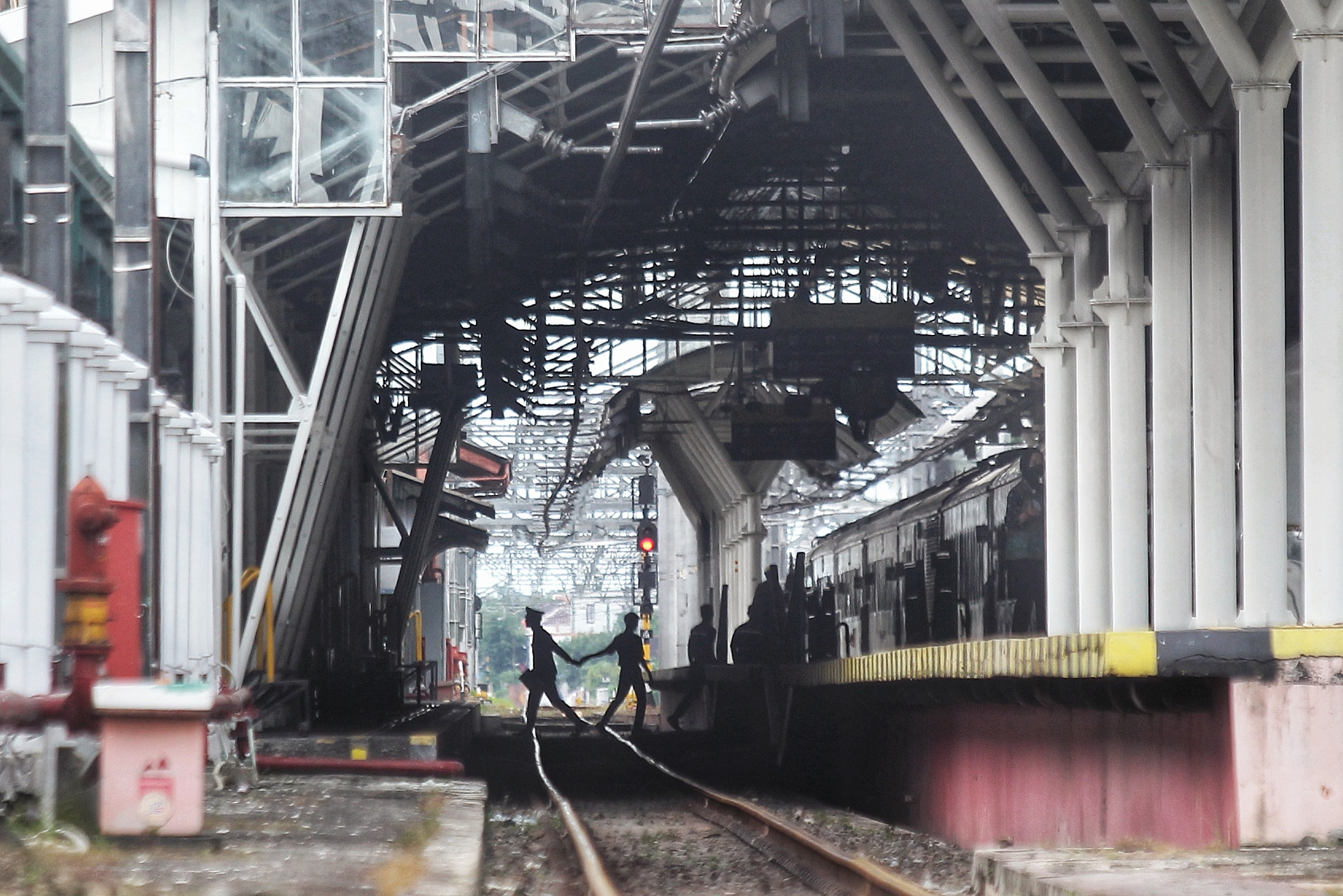 Penumpang kereta api tiba di Stasiun Tugu, beberapa waktu lalu. PT KAI Daop 6 menyediakan 484 armada untuk masa angkutan libur Nataru sebagai upaya antisipasi lonjakan penumpang.