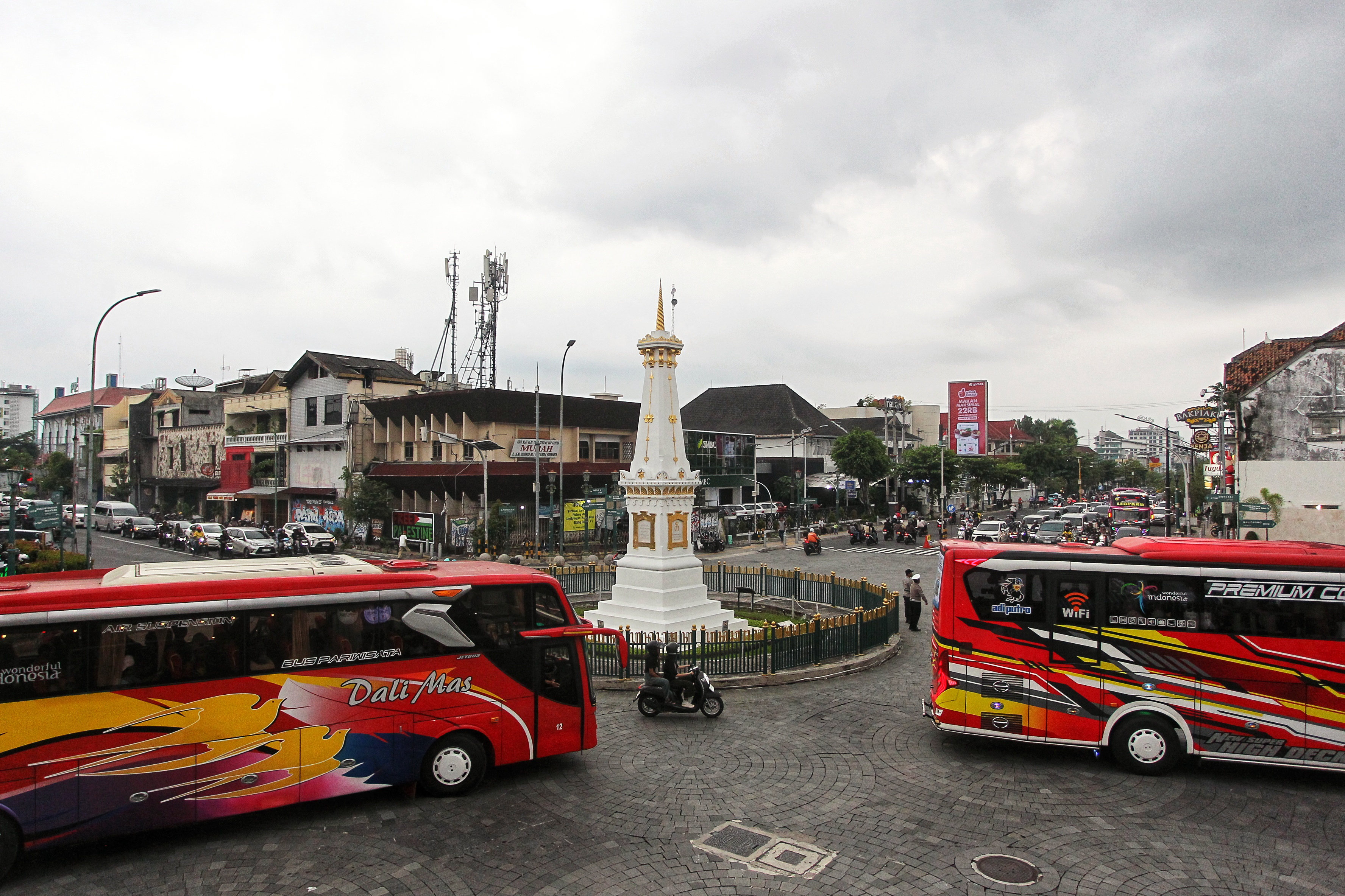 Kondisi lalu lintas di kawasan simpang empat Tugu Jogja, Minggu  (22/12). Dinas Perhubungan Kota Jogja memetakan 20 titik rawan macet di wilayah Kota Jogja selama masa Libur Nataru