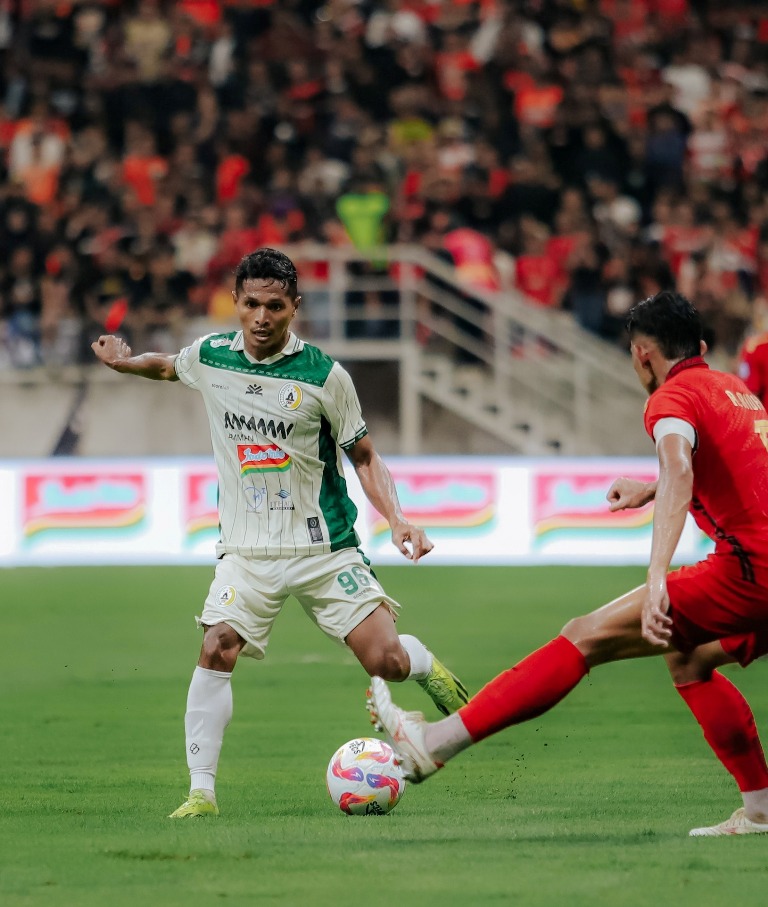 MAKSIMAL: Bek kiri PSS Sleman Abduh Lestaluhu (kiri) berhadapan dengan bek Persija Jakarta Rizky Ridho dalam laga di Jakarta International Stadium (JIS), Jakarta Utara, Sabtu (21/12) malam lalu.
