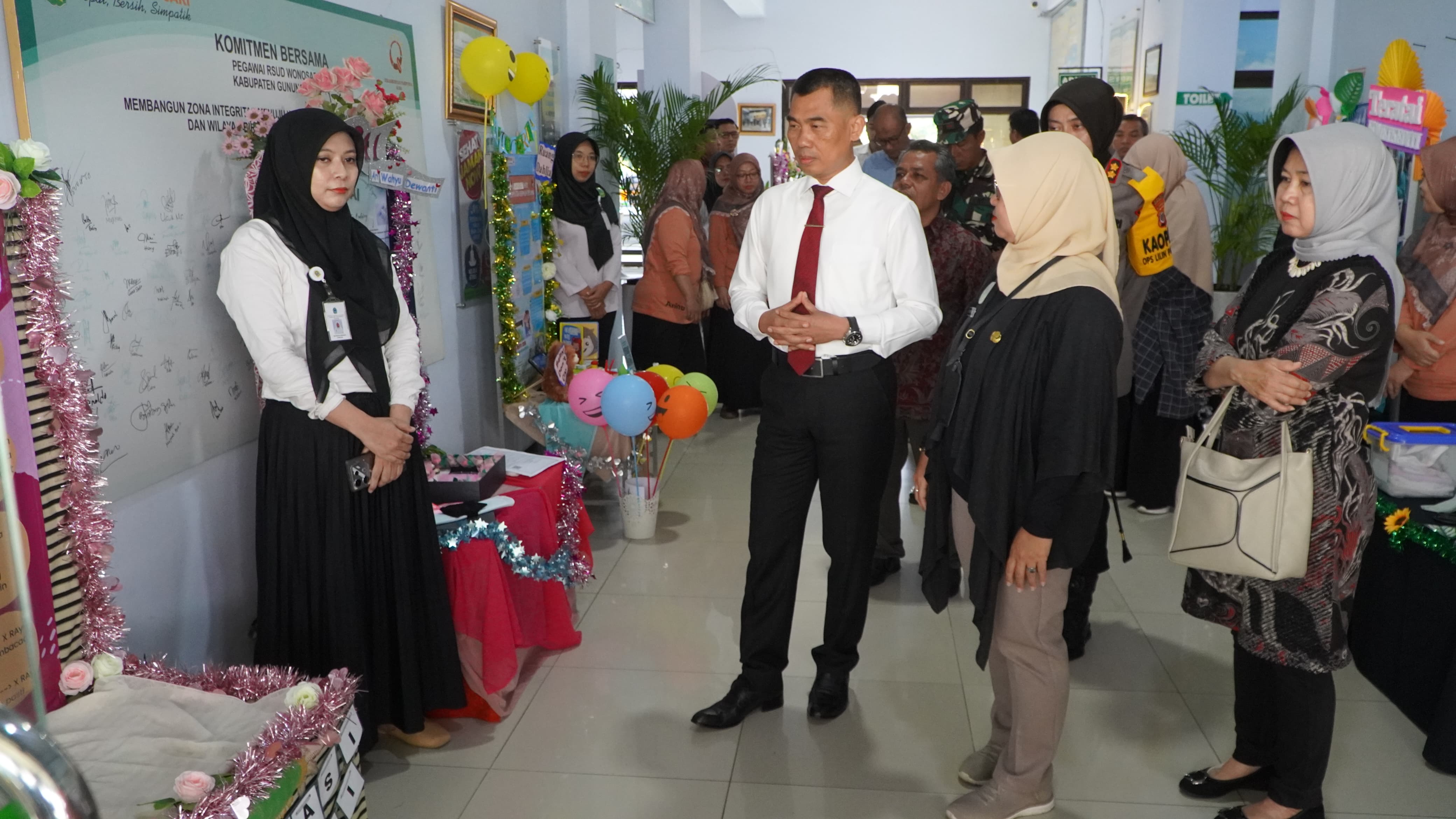 PELAYANAN: Bupati Gunungkidul Sunaryanta saat meluncurkan layanan Budebi di RSUD Wonosari Gunungkidul, Minggu (22/12).