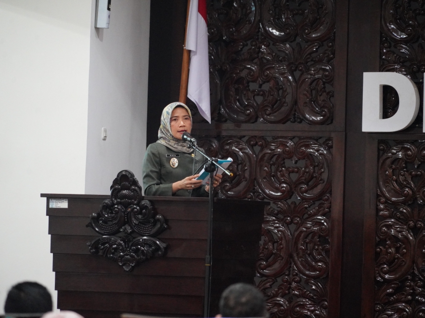 PAPARAN : Wakil Bupati Kebumen Ristawati Pirwaningsih membacakan dokumen APBD Kabupaten Kebumen Tahun 2025 dalam rapat paripurna DPRD Kebumen, Jumat (20/12).