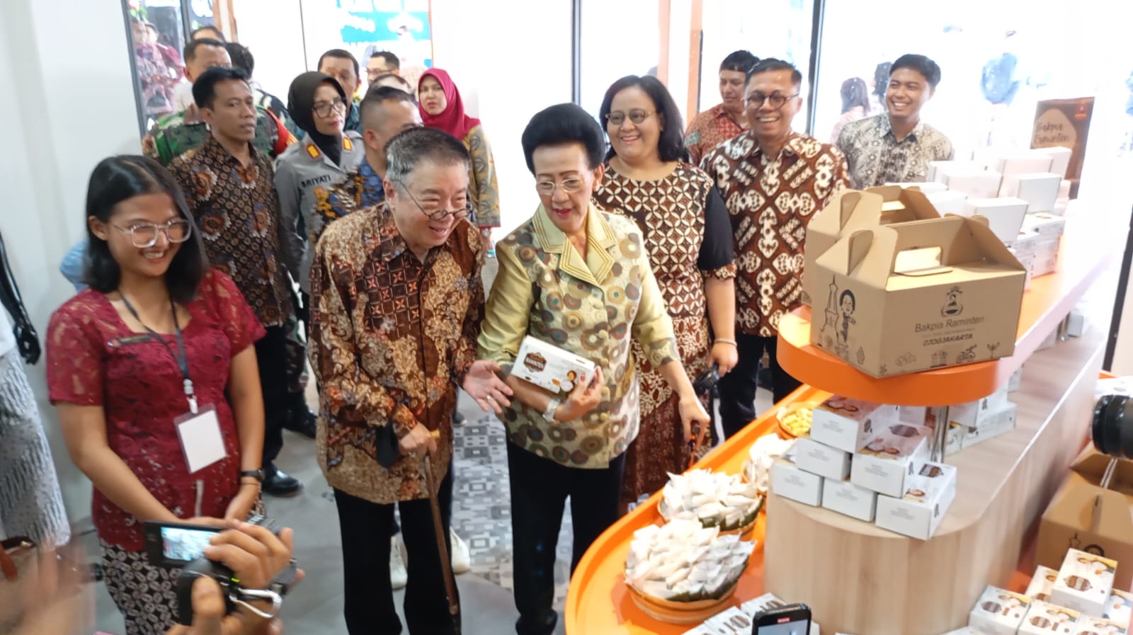 LENGKAP: GKR Hemas saat melihat banyaknya produk oleh-oleh yang dijual di gerai Olah Oleh Raminten Jogja, Sabtu (21/12/2024).  (IWAN NURWANTO/Radar Jogja)