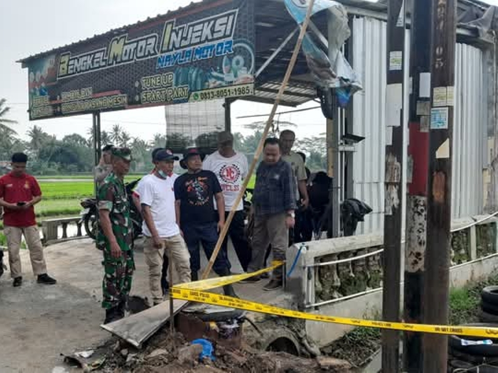 GERAK CEPAT : Petugas PLN, BPBD dan Polsek Prembun melakukan penanganan di sumber asap yang sempat membuat warga Desa Prembun panik.