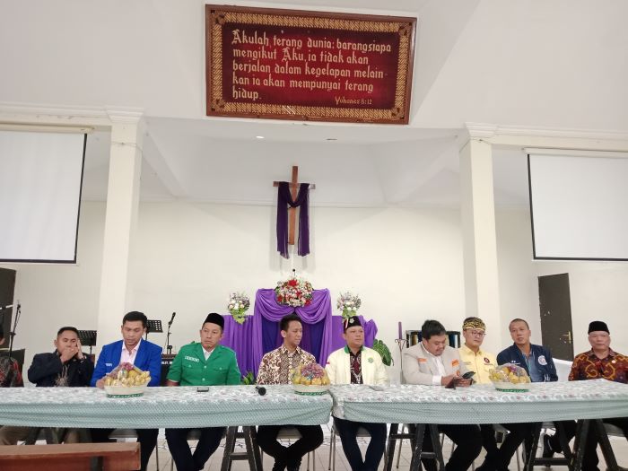Berbagai pemuka agama saat berada di Gereja Kristen Jawa Minomartani