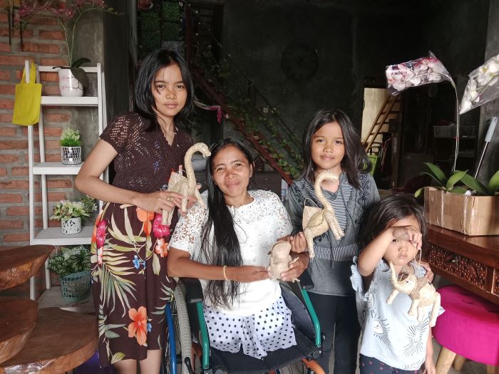 BUKAN HALANGAN: Aslimah bersama anak-anaknya saat menunjukkan produk kerajinan dari akar wangi