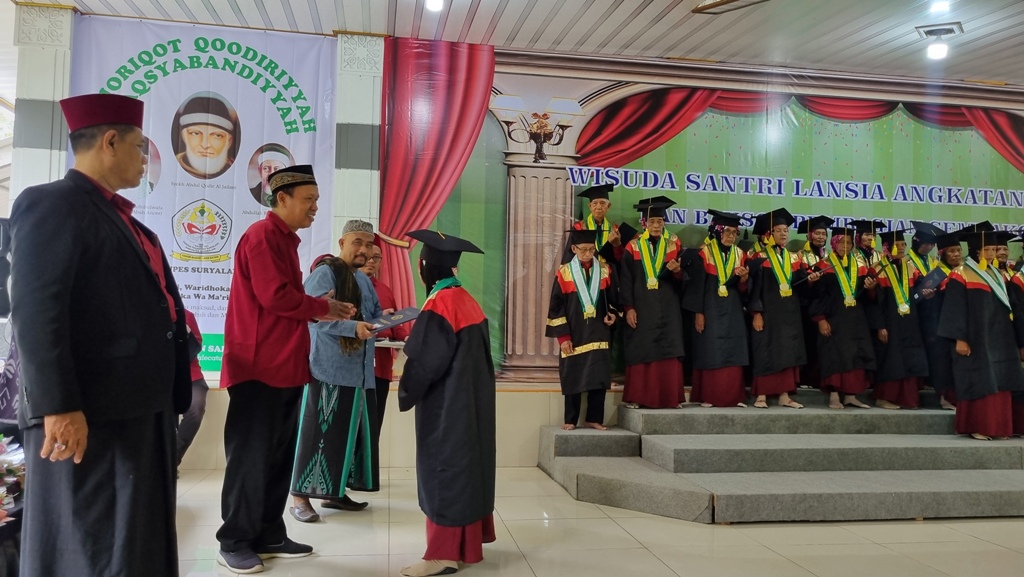 SEMANGAT: Wisuda para lansia di Ponpes Sabilun Najah, Minggu(22/12). Ini wisuda angkatan ke-5 yang meluluskan 34 lansia.  &nbsp;