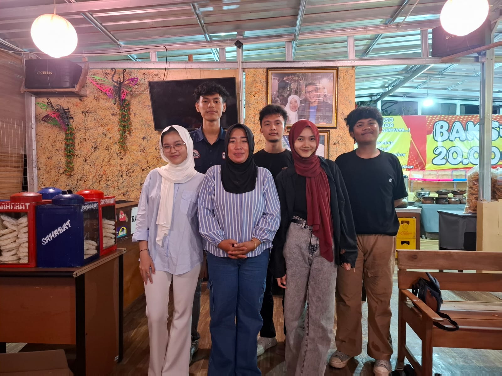 Halimah (kerudung hitam) dan  karyawannya dari kalangan mahasiswa.