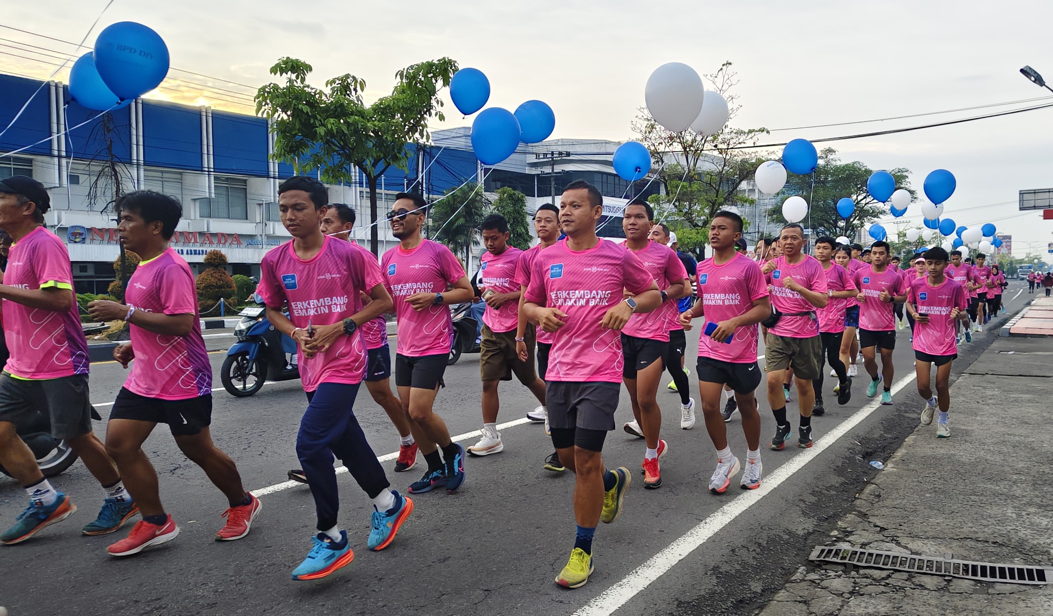 SOFT LAUNCHING: Peserta fun run dalam rangkaian kegiatan soft launching BPD DIY KCP Magelang.