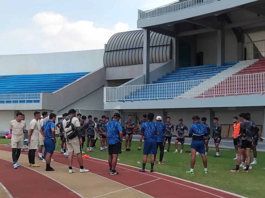 ENJOY: Para pemain PSIM Jogja saat menjalani latihan rutin di Stadion Mandala Krida, Senin (23/12) pagi.