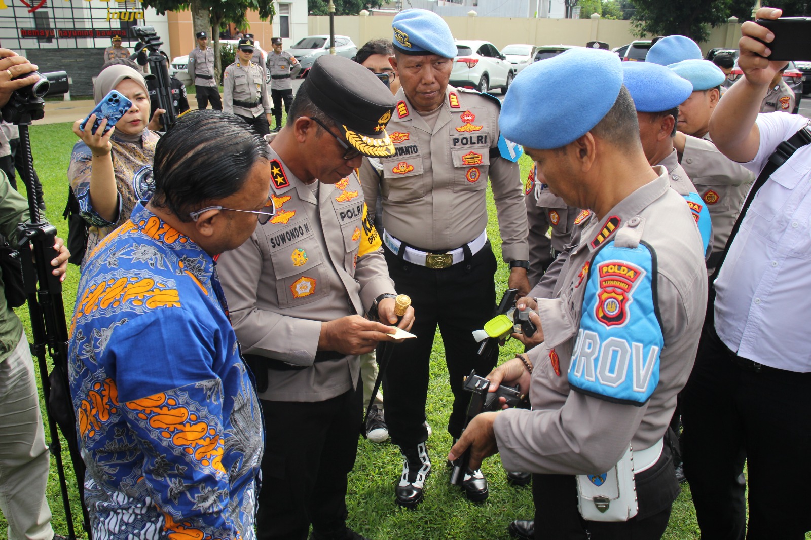 PERIKSA LANGSUNG: Kapolda DIJ Suwondo Nainggolan mengecek senjata api (senpi) dan amunisi terhadap personel pemegang senpi di lingkungan Polda DIJ, Senin (23/12).