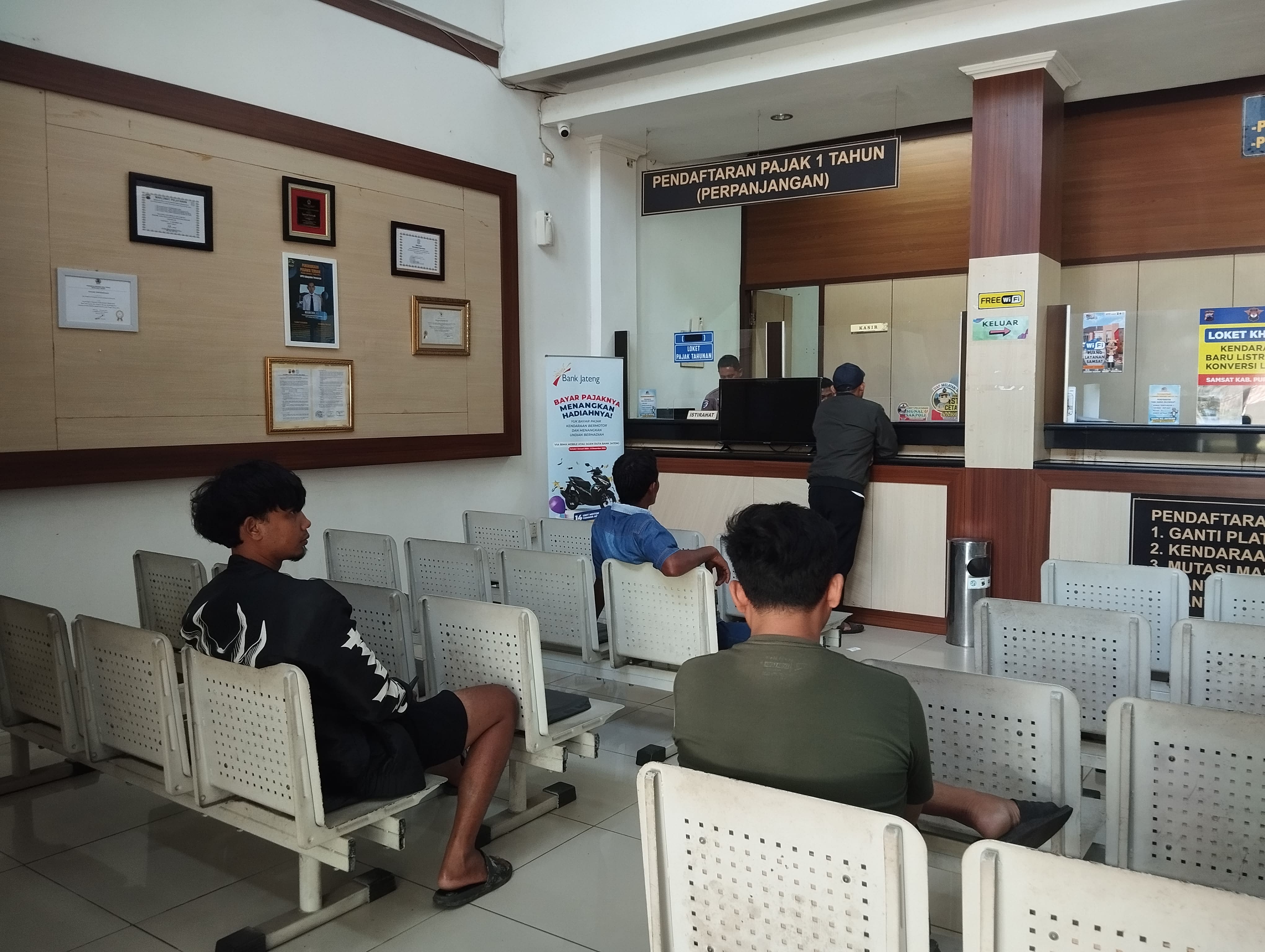 Masyarakat Kabupaten Purworejo saat menunggu pelayanan di Kantor Samsat Purworejo, Senin (23/12).  &nbsp;