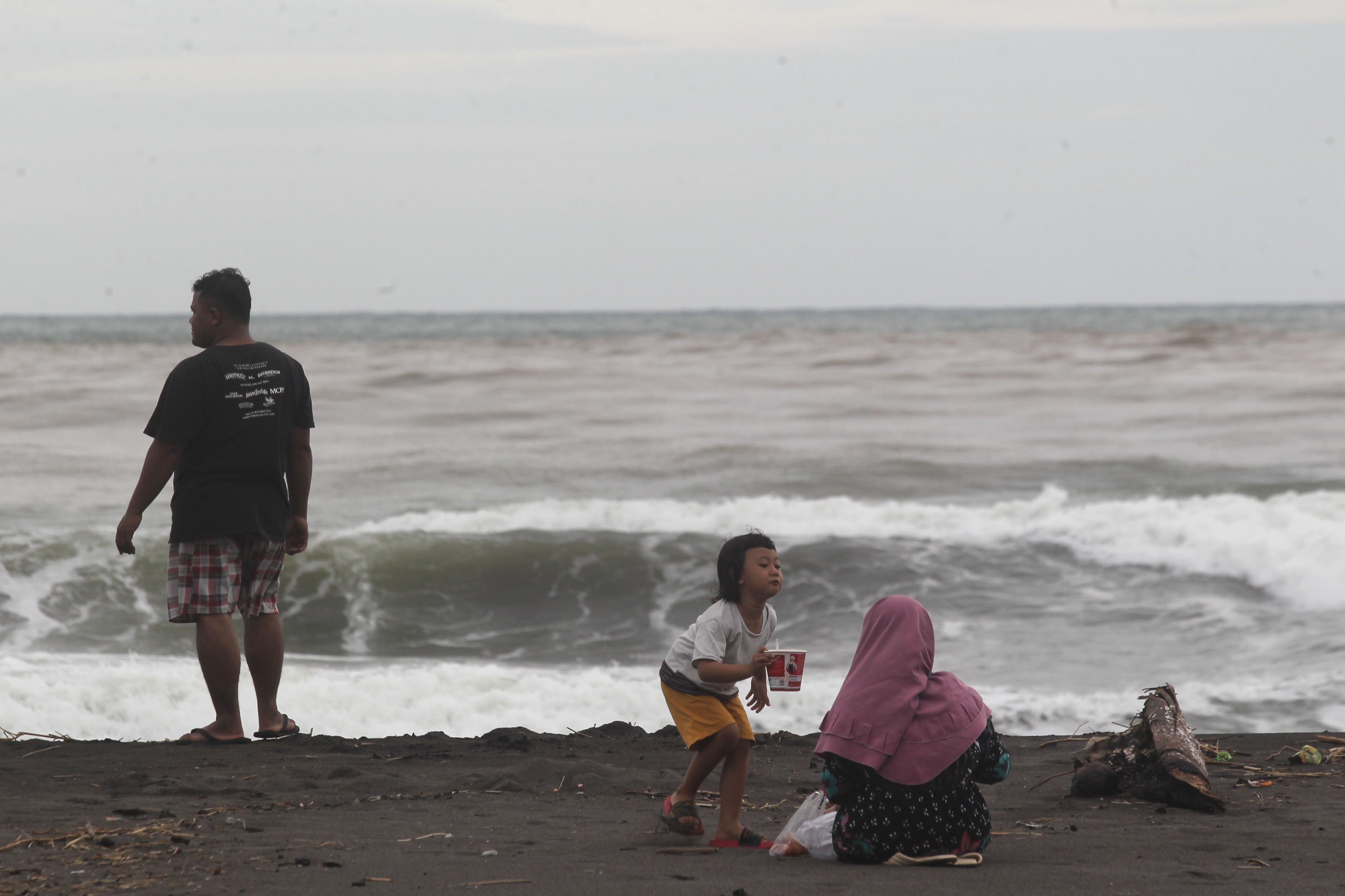 Wisatawan mengunjungi Pantai Congot, Kapanewon Temon, Kabupaten Kulon Progo, Kamis (12/12).