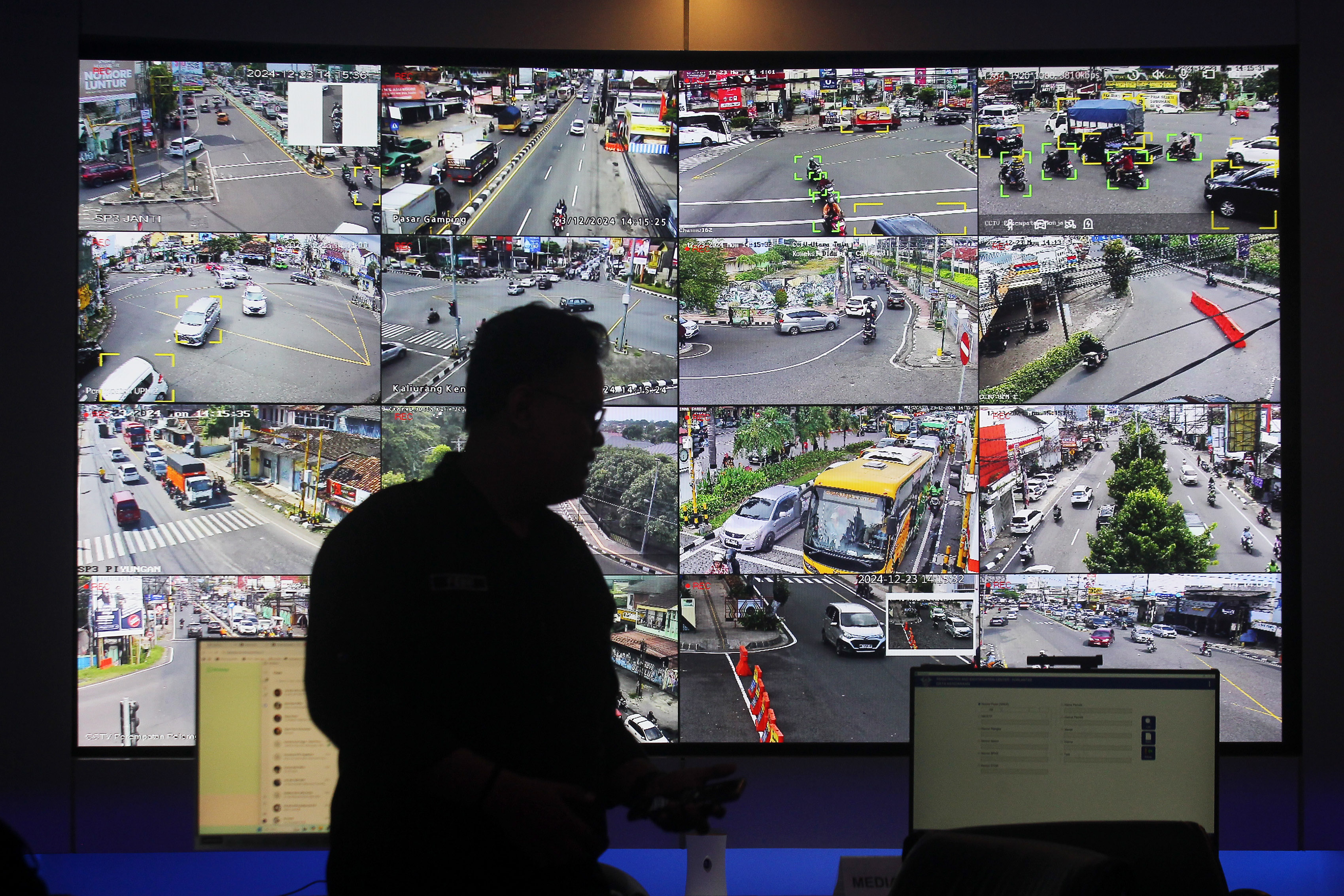 Petugas memantau pergerakan wisatawan dan lalu lintas menggunakan teknologi Artificial Intelligence (AI) yang terkoneksi 374 kamera pengawas di seluruh DIJ, dari ruang kendali Smart Province DIJ,
