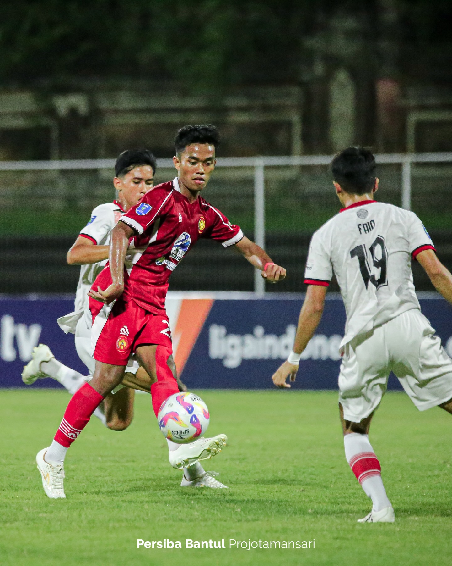 SUDAH MELAWAN: Pertandingan antara Persiba Bantul menghadapi NZR Sumbersari di Stadion Kompyang Sjuana, Denpasar Bali, Jumat (20/12). Persiba kalah 1-2.
