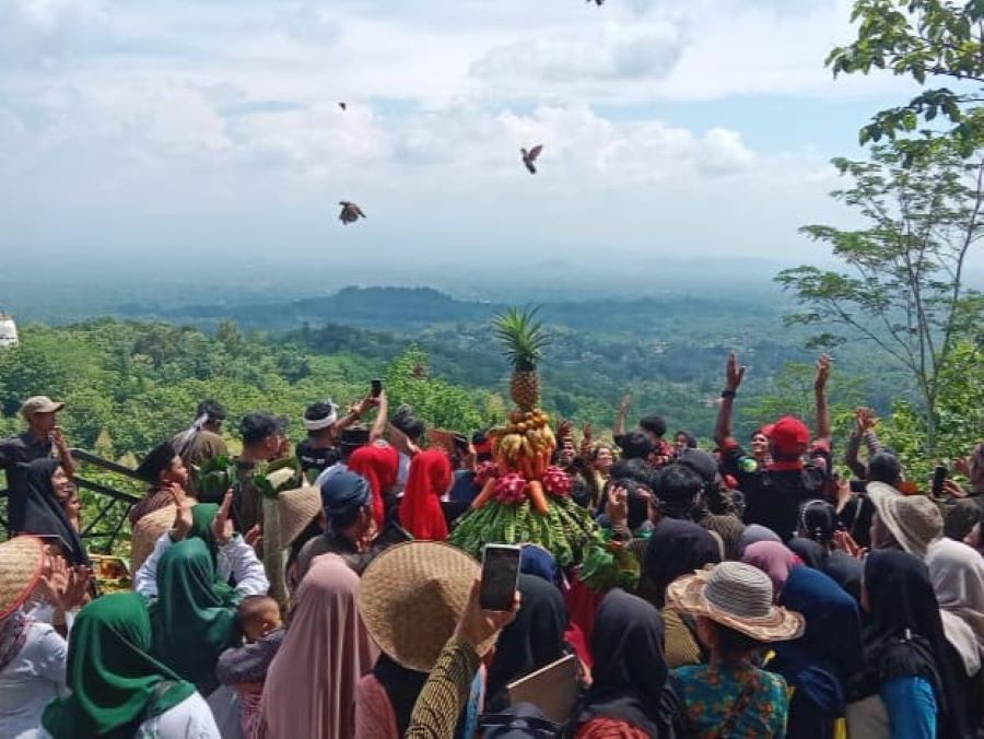 LESTARIKAN BUDAYA: Warga Dusun Kurahan, Karangrejo, Borobudur mengikuti sedekah bumi. Mereka membawa gunungan hasil bumi hingga menyajikan kesenian tradisional.