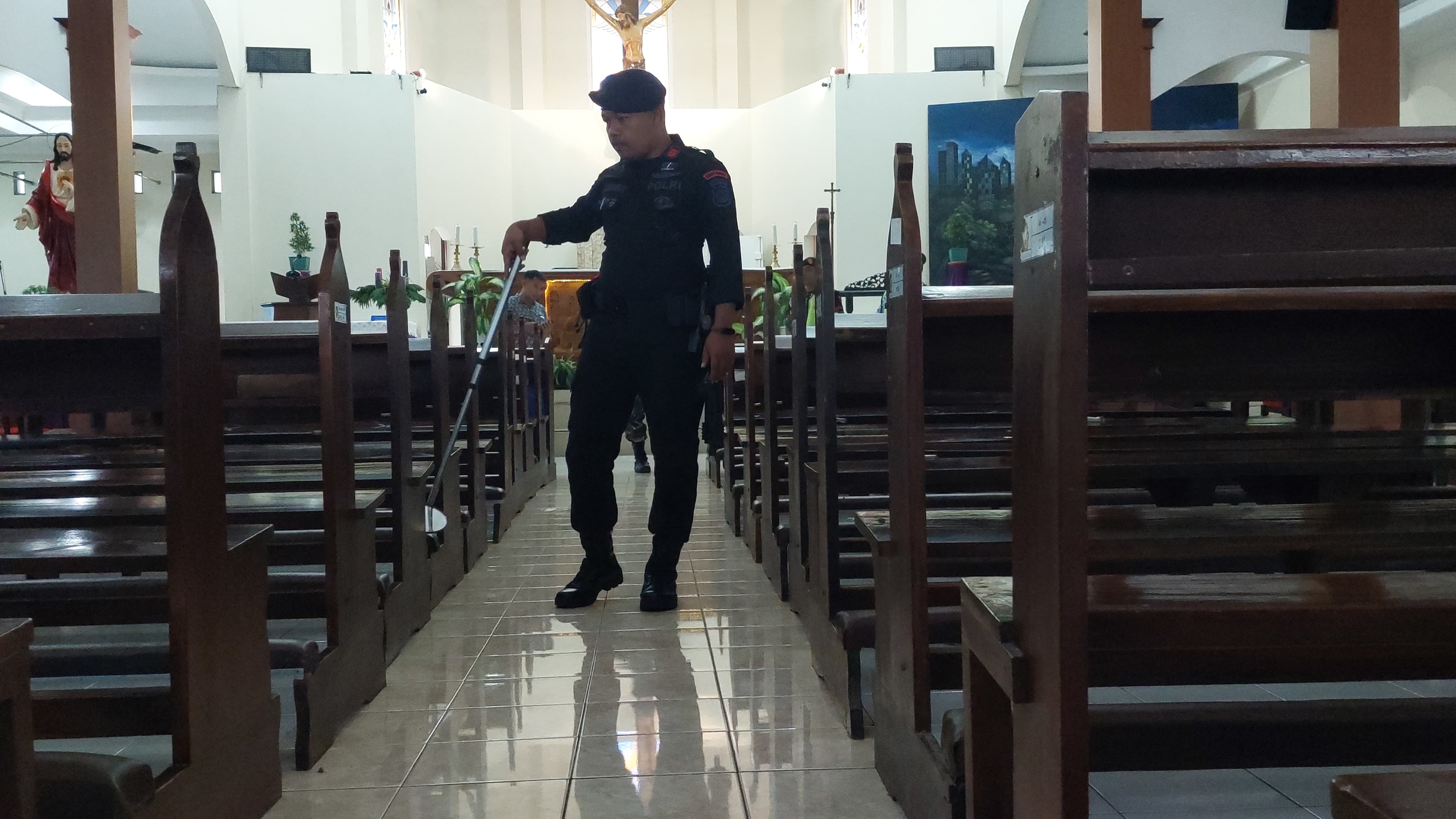&nbsp;  MEMERIKSA: Tim Jibom Gegana Polda DIJ menyisir area dalam gereja.