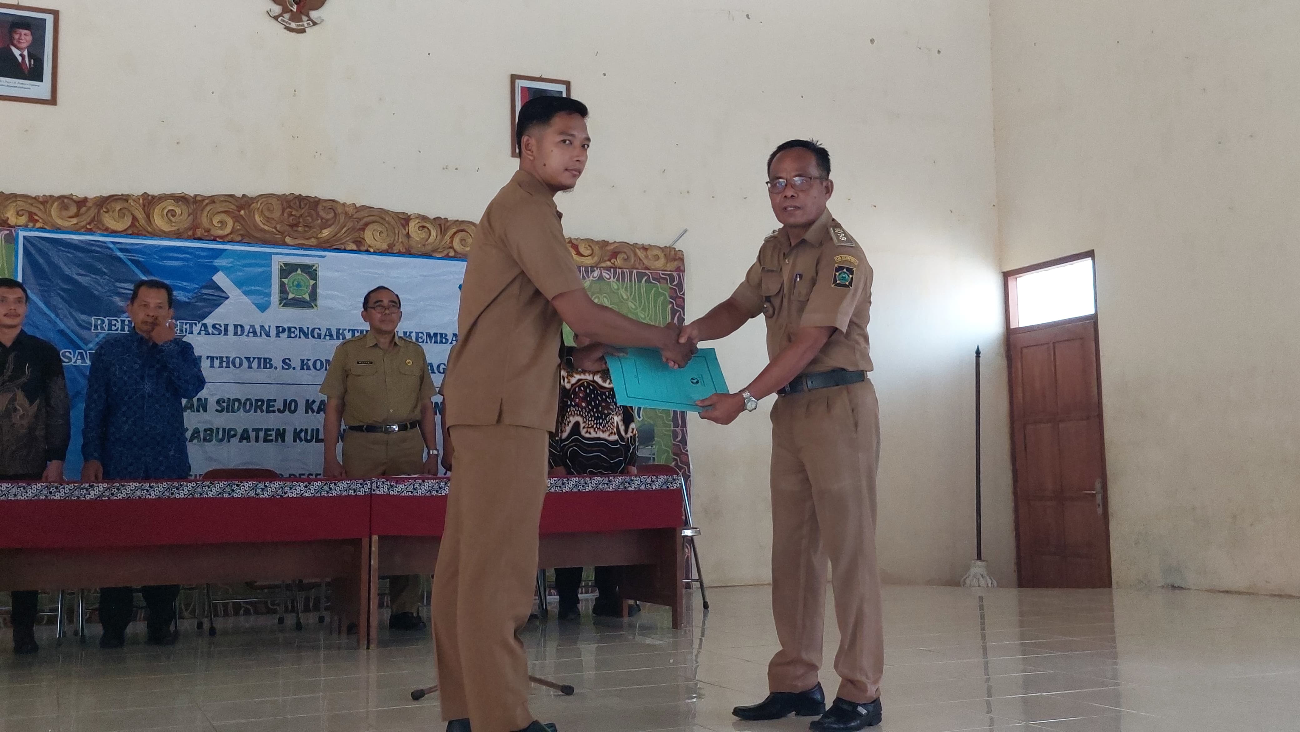 &nbsp;  MENERIMA: Muh Thoyib menerima surat pengaktifan kembali dari Lurah Sidorejo