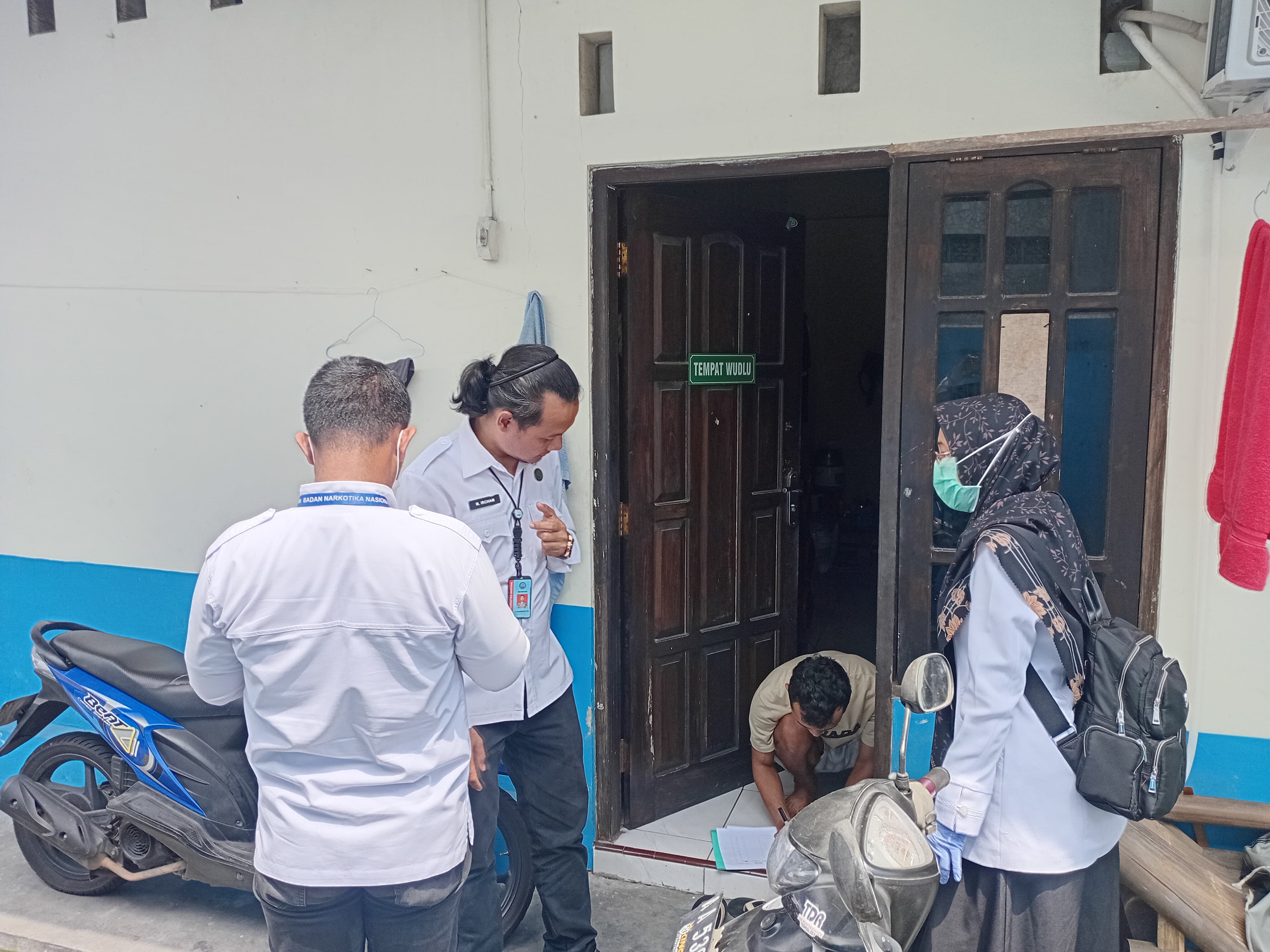 SIDAK: BNN bersama Satpol PP Kabupaten Magelang menyambangi sejumlah kos untuk melakukan razia, Senin (23/12).