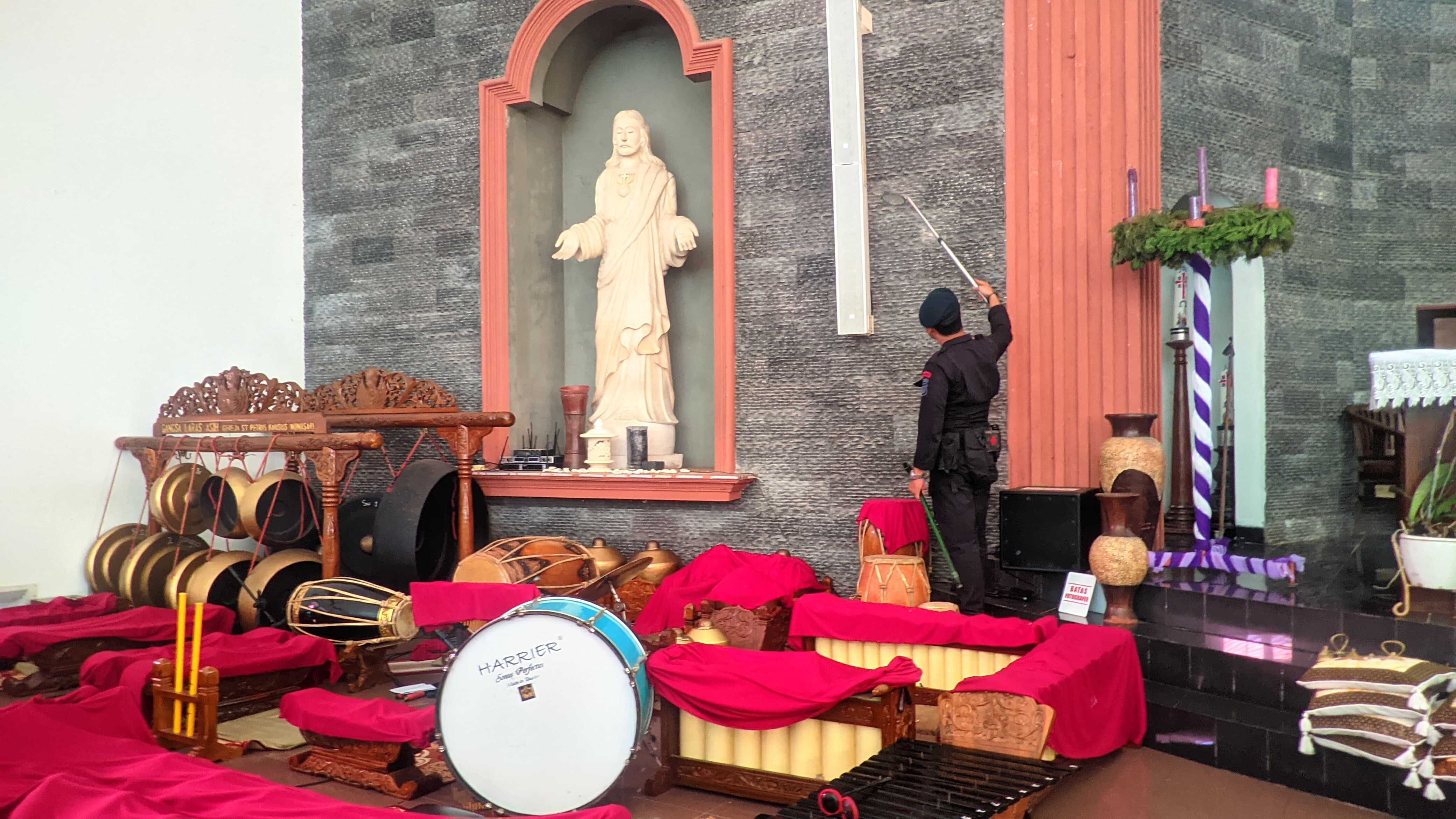 &nbsp;  Kepolisian tengah menyisir dinding hingga sudut gereja dalam pelaksanaan sterilisasi di Gereja Santo Petrus Kanisius Wonosari, Gunungkidul, Senin (23/12) sekitar pukul 09.00 W
