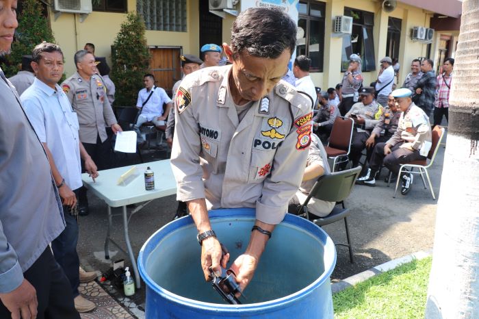 KEGIATAN RUTIN: Pemeriksaan senjata api milik personel Polres Bantul Senin (23/12/2024).