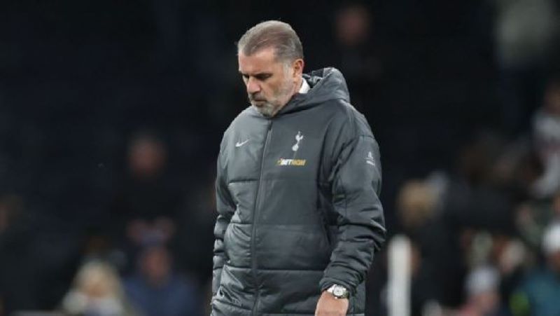Pelatih Tottenham Hotspur, Ange Postecolgou terlihat lesu usai kekalahan 3-6 dari Liverpool (Harry Murphy - Getty Images)