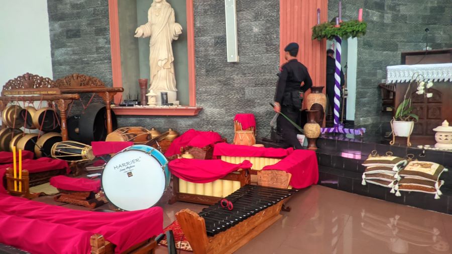 Kepolisian tengah menyisir dinding hingga sudut gereja dalam pelaksanaan sterilisasi di Gereja Santo Petrus Kanisius Wonosari, Gunungkidul, Senin (23/12) sekitar pukul 09.00 WIB.