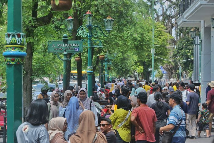 Wisatawan yang berada di kawasan Malioboro Senin (23/12).