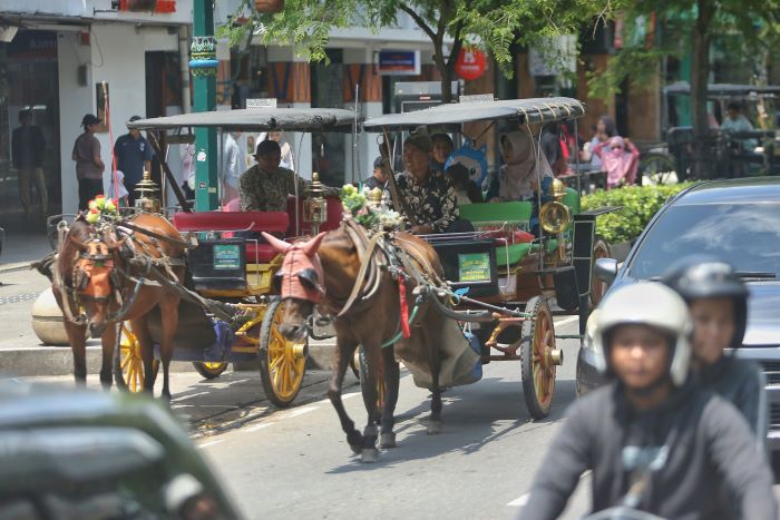 SPOT FAVORIT: Wisatawan mengunjungi kawasan Jalan Malioboro, Jogja Senin (23/12/2024).