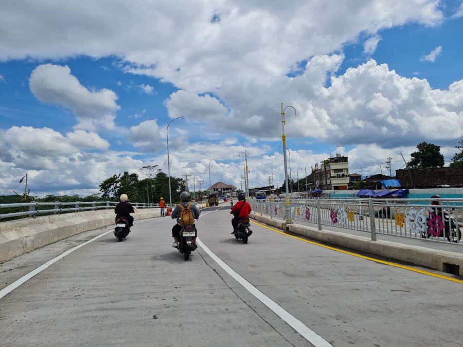 SUDAH BEROPERASI: Sejumlah pengendara melintasi flyover dan semi underpass Canguk, Selasa (24/12/2024).