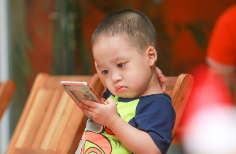 Batita bermain gadget.